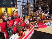 山口の竪小路・一の坂川周辺で「おひな様めぐり」－15店が展示