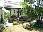 山口の造園会社敷地内にアンティーク雑貨店－姉妹を中心に社員が手作り