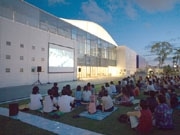 芝生の上で「真夏の夜の星空上映会」－山口情報芸術センター