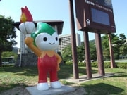 山口県庁前交差点に高さ2メートルのマスコット「ちょるる」登場