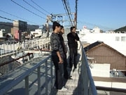 3人1組で山口市中心商店街を巡る体験ツアー公演－街中に仕掛け