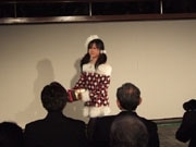 県立美術館のロビーでファッションショー－「クリスマス」テーマに