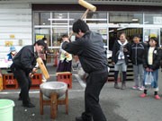 宇部・山陽小野田の酒販店で「餅つき大会」－雑煮・汁粉振る舞う