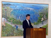 スタンディング式市長会見に背景画－横須賀総合高校美術部が贈る