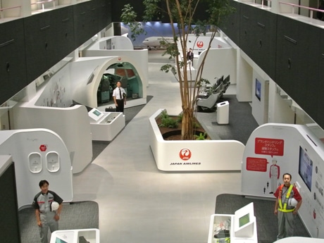 JAL、羽田空港に「スカイミュージアム」-整備工場見学施設を刷新