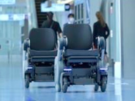羽田で情報ユニバーサルデザイン公開実験 「かざして案内」「ロボット車いす」など