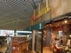 タリーズ成田空港店のボードが旅立ちのメッセージでにぎわう