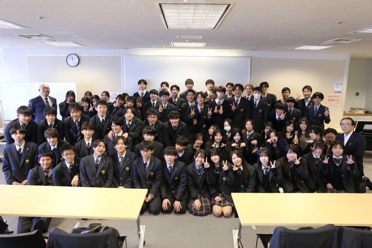 参加した生徒らと講師陣