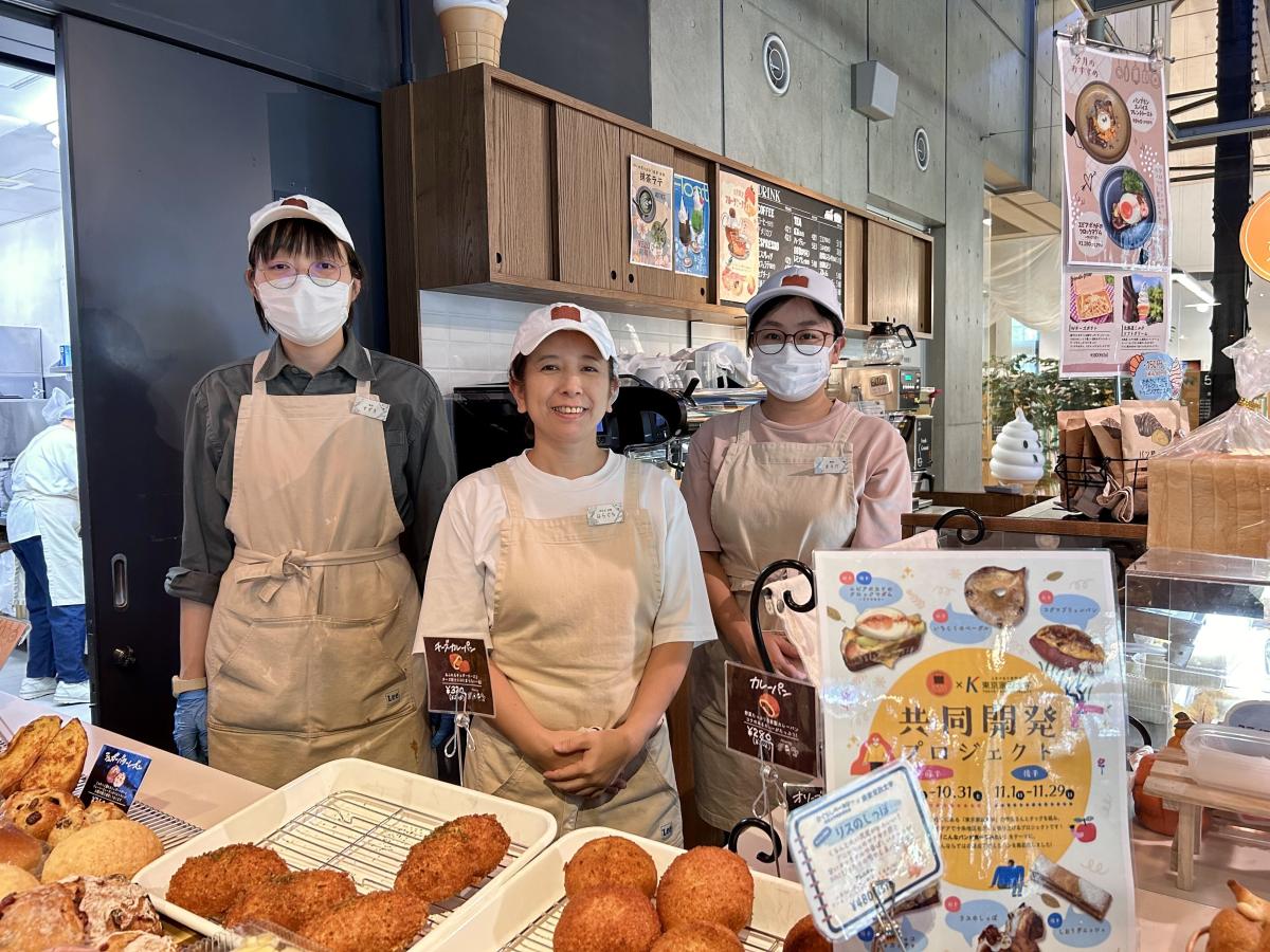 原口店長（中央）とスタッフ