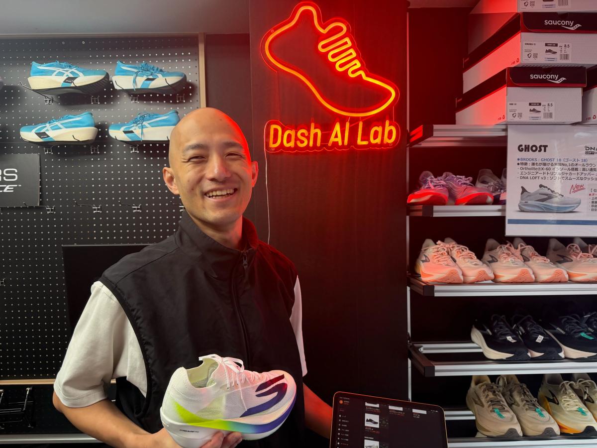 店舗内でランニングシューズを紹介する宮澤留以さん