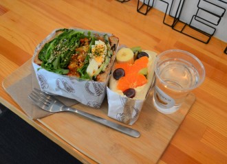 赤羽の専門店が新商品「かき揚げサンドイッチ」 野菜と共にサンド
