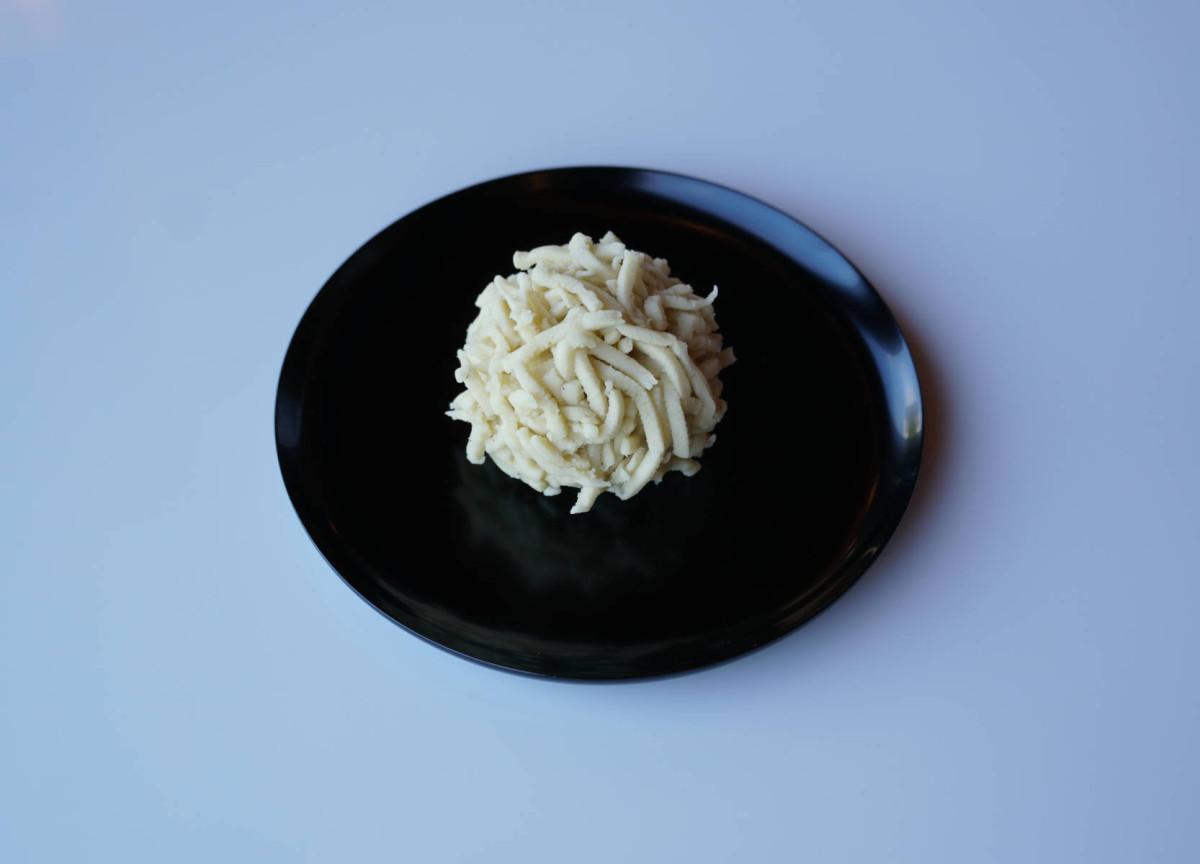 国産の新栗を使った生菓子「栗粉餅（くりこもち）」