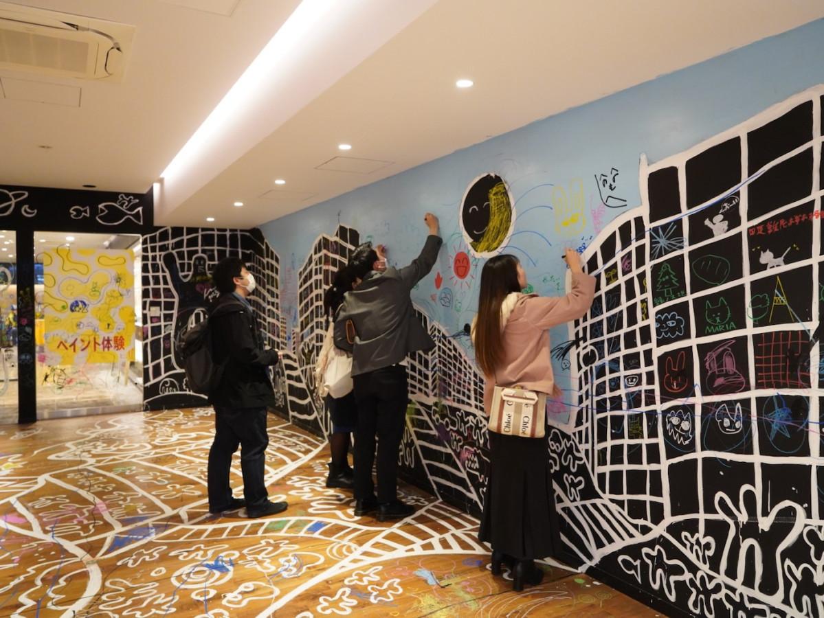 参加者が建物の壁に絵を描く同企画