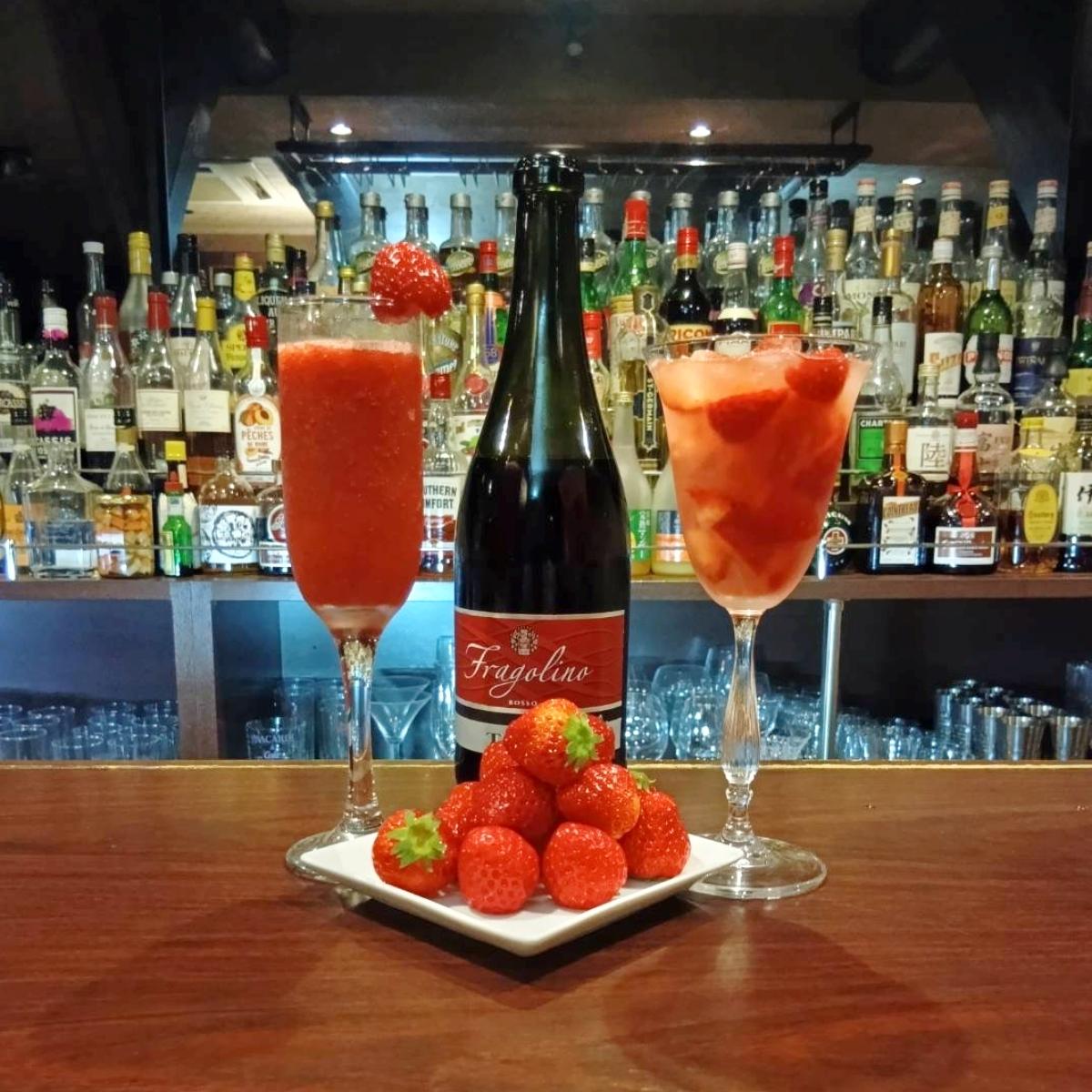 秋田市のバー「THE BAR 1980」が期間限定で提供する湯沢市産「秋の宮いちご」を使うカクテル（左から「ストロベリーブリーズ」「フレーズジュエル」）
