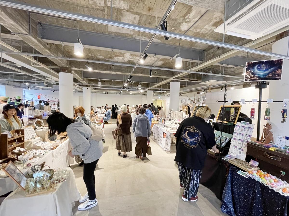 秋田文化創造館（秋田市千秋明徳町）で開かれた「オレンジマーケット」会場の様子