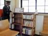 秋田・新屋駅の「小さな図書館」に本と本棚増設 市民15人が寄付