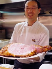 6周年を記念したパーティーで肉料理をふるまう高見シェフ