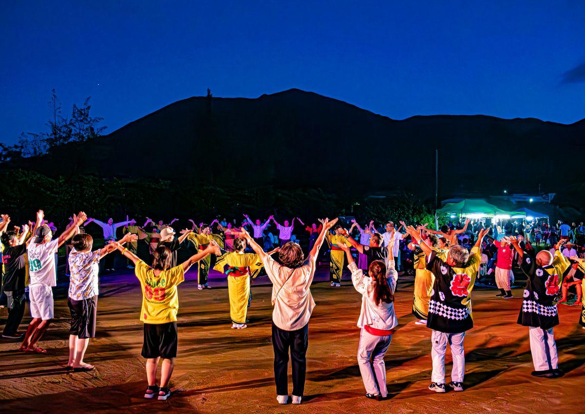 徳之島の最高峰井之川岳と盆踊り（写真提供＝徳之島町役場）
