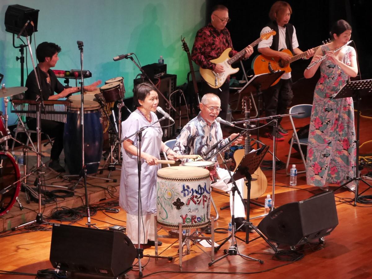 「かりゆしバンド」の田畑哲彦さん（右）と牧美也子さん（左）