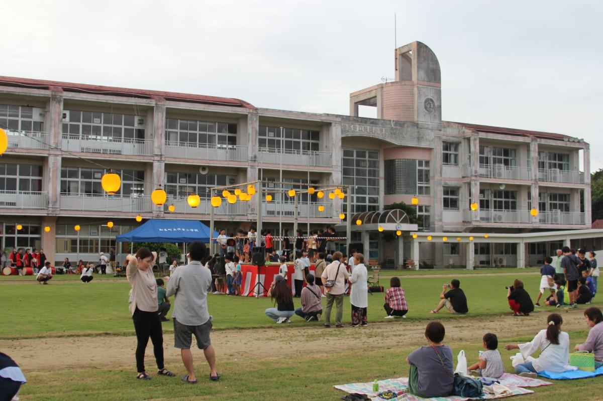 住吉小学校の校庭にセットされたやぐらや提灯