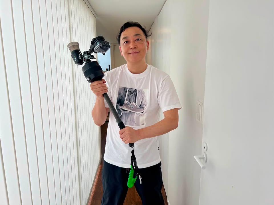 無事に届いたカメラを持つ　福本さん