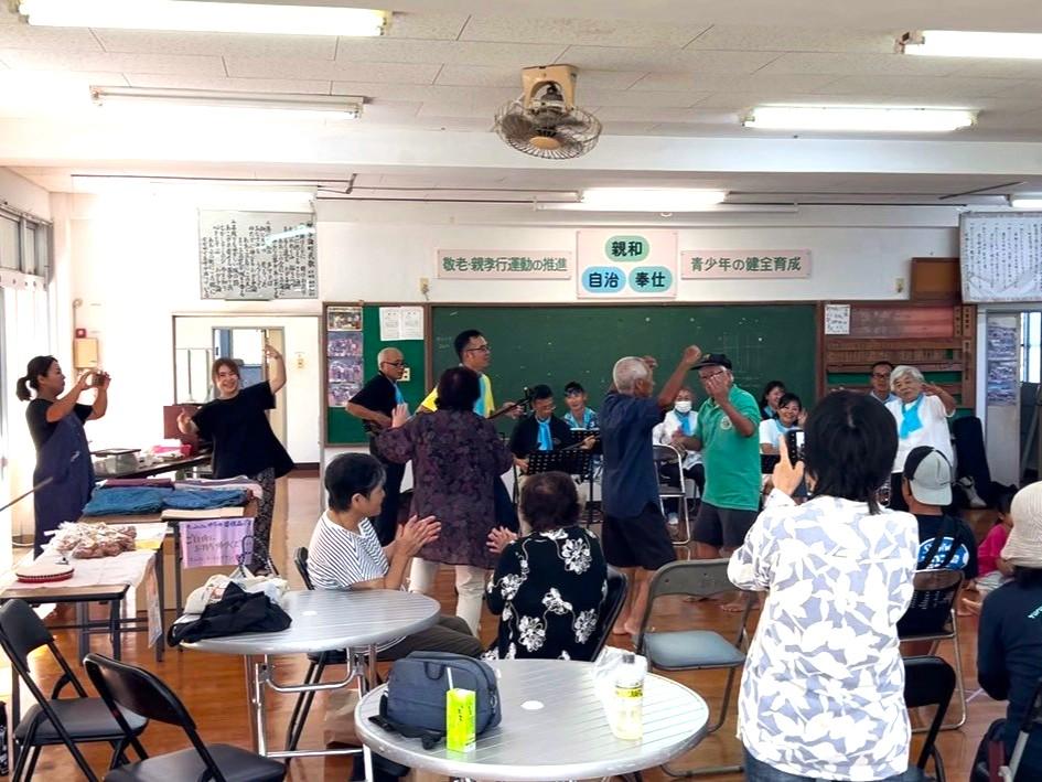 三線の演奏に踊って楽しむ来場者