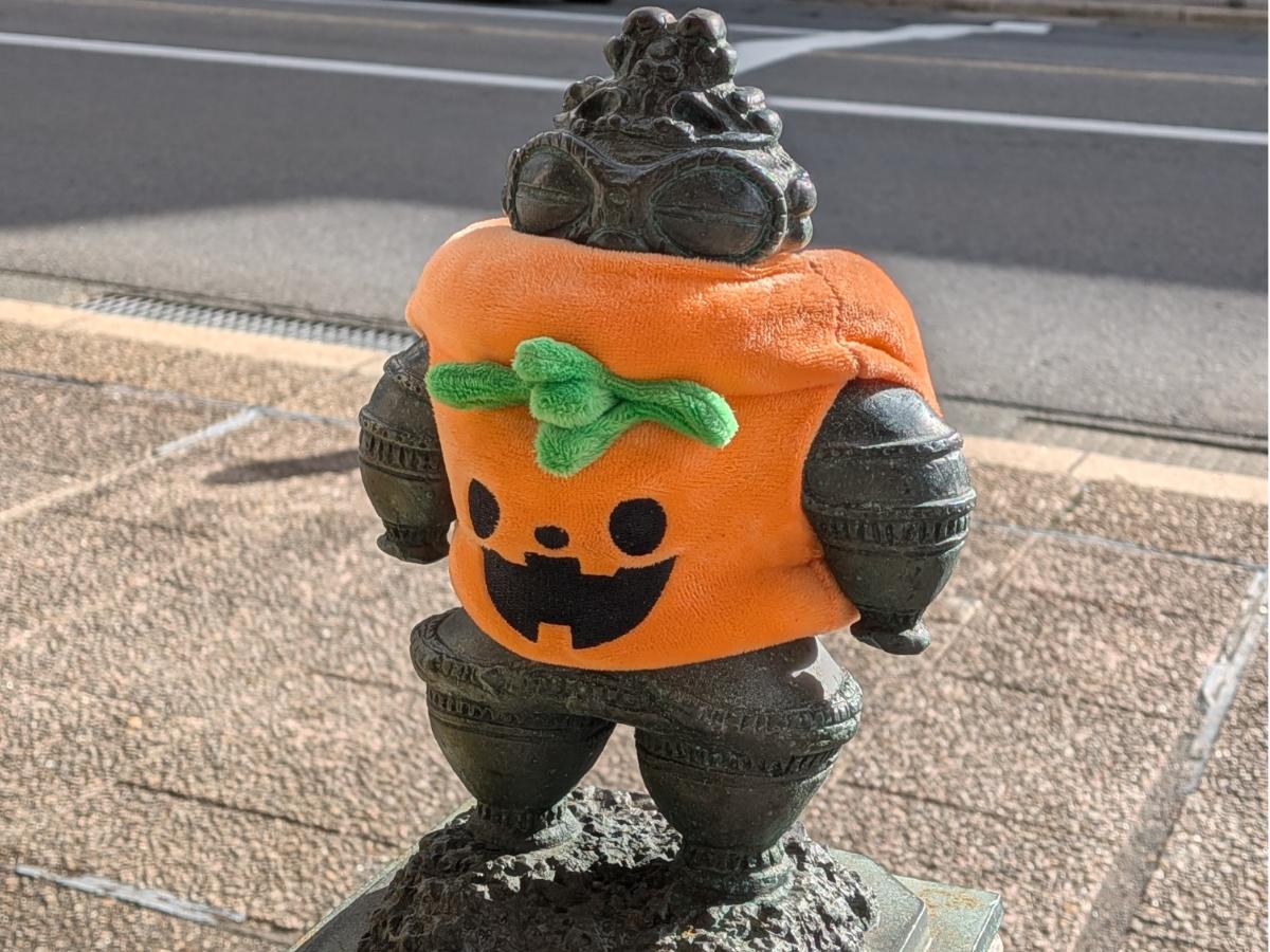 ハロウィーン衣装の土偶ボラード