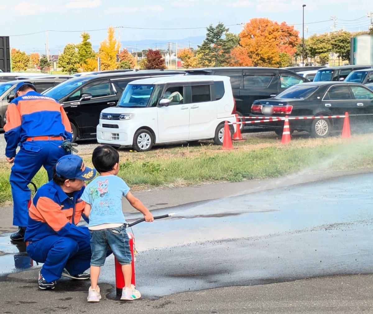 「消防キッズフェスタ2026」で水消火器を体験する子ども