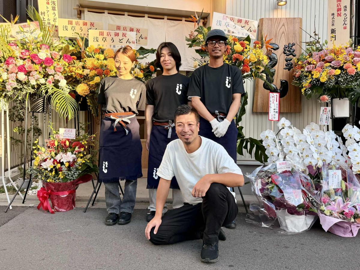 千葉健太社長(前列)とスタッフ