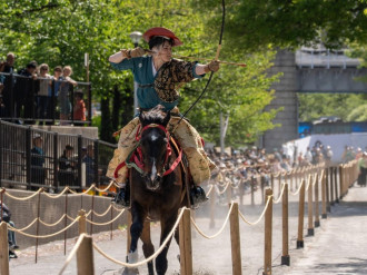 隅田公園で「浅草流鏑馬」　疾走する馬上から的を射抜く姿に歓声