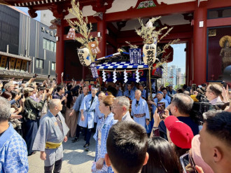 浅草で「三社祭」開幕　初日の「大行列」「びんざさら舞」に観光客ら熱気