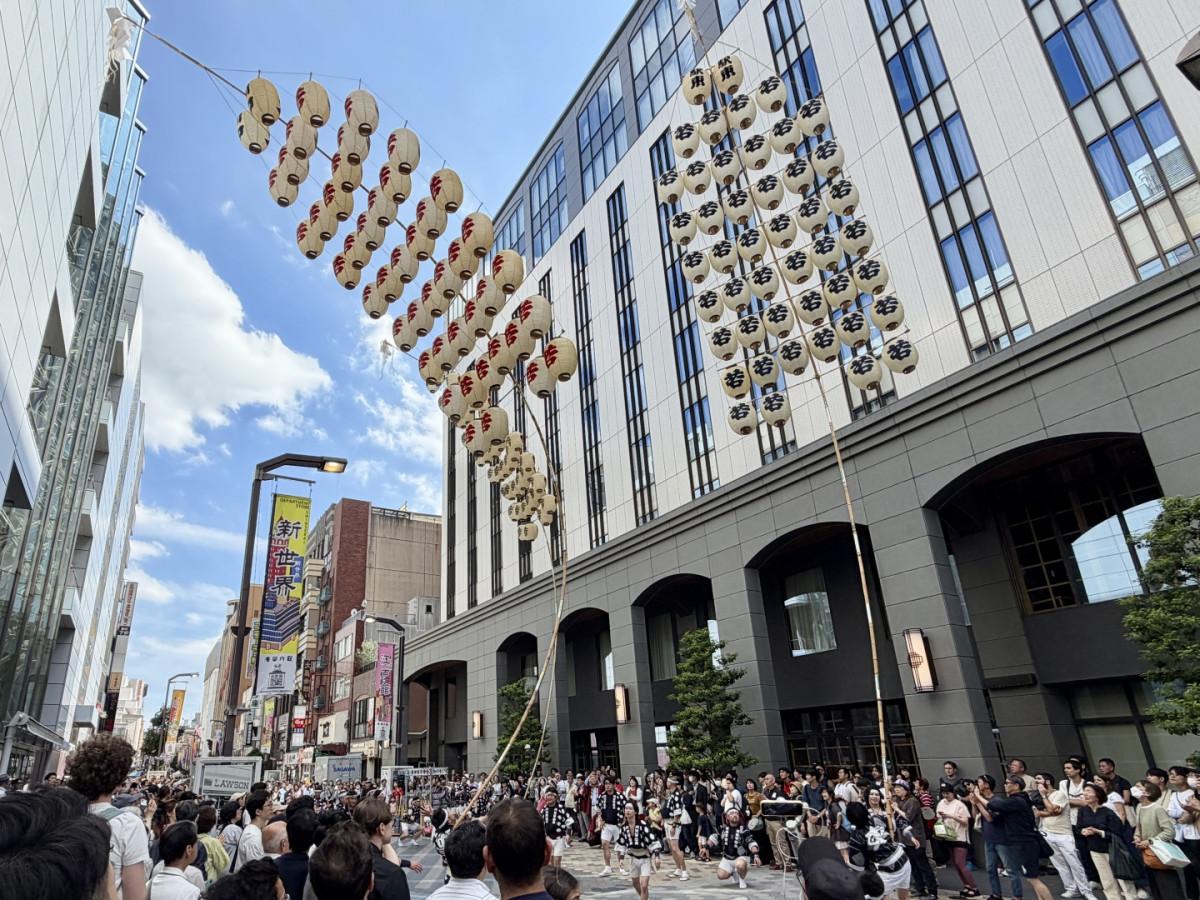 浅草ビューホテルアネックス前で竿燈演技を披露