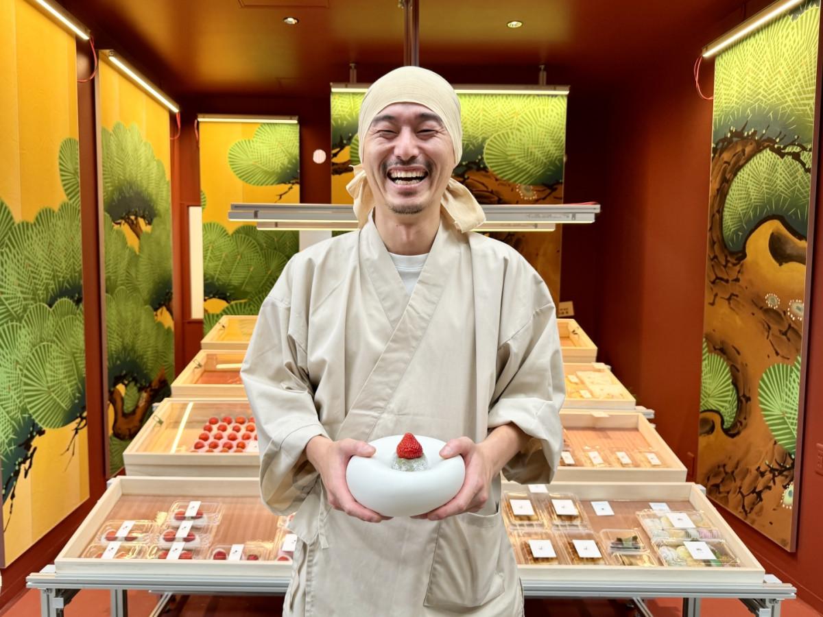 店の前で代表の山本浩平さん