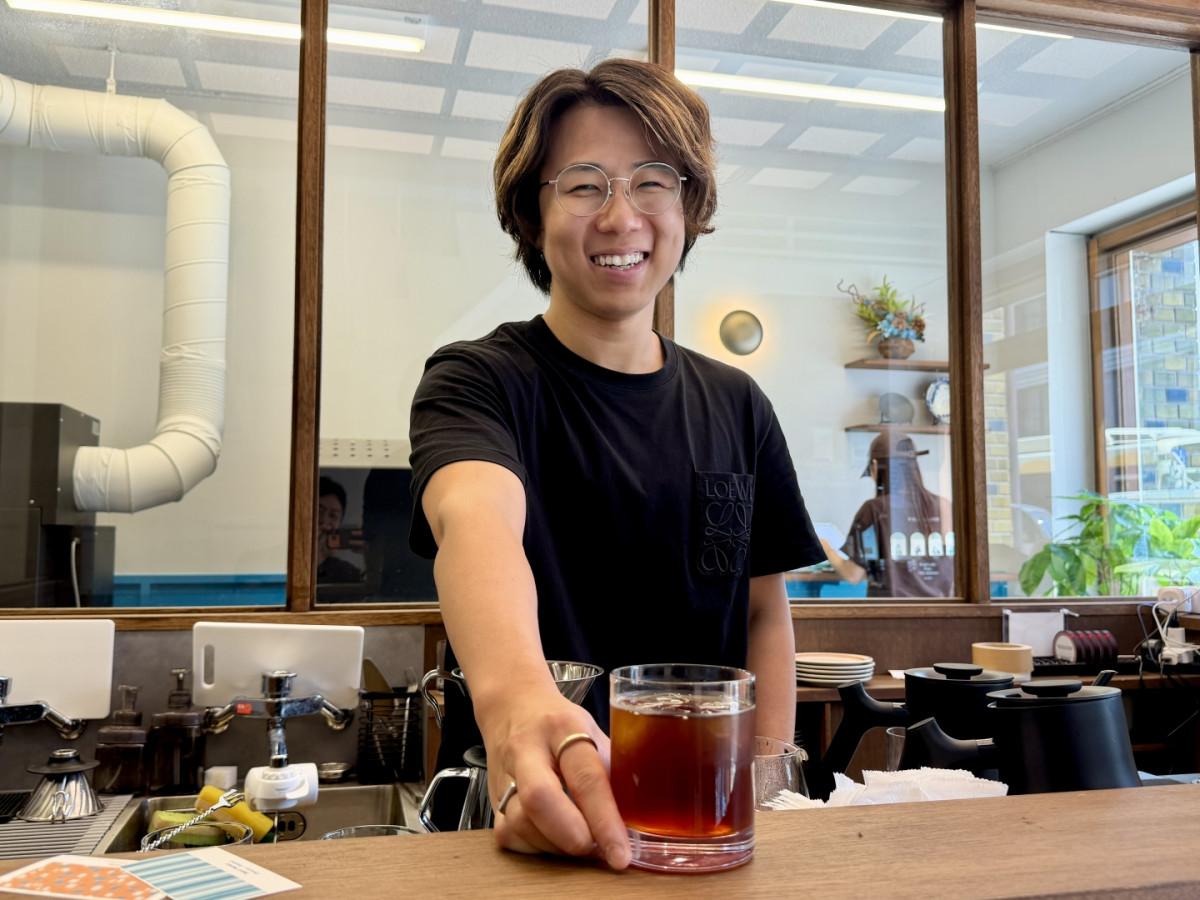 新店でコーヒーを提供する吉池弘樹社長