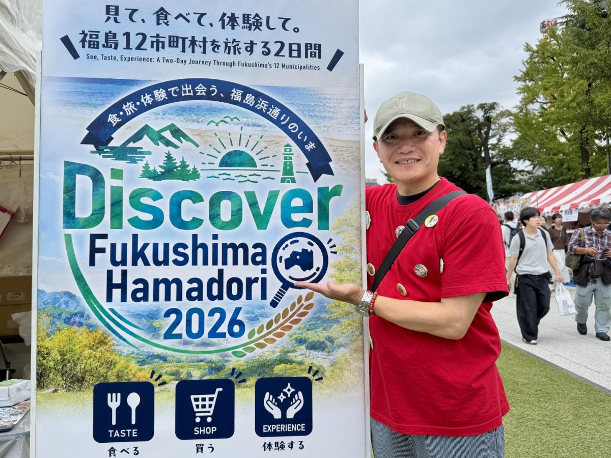 看板前で皮籠石直征さん