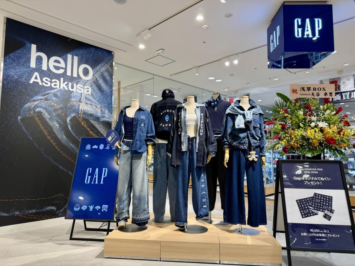 「hello Asakusa」のメッセージを掲げる