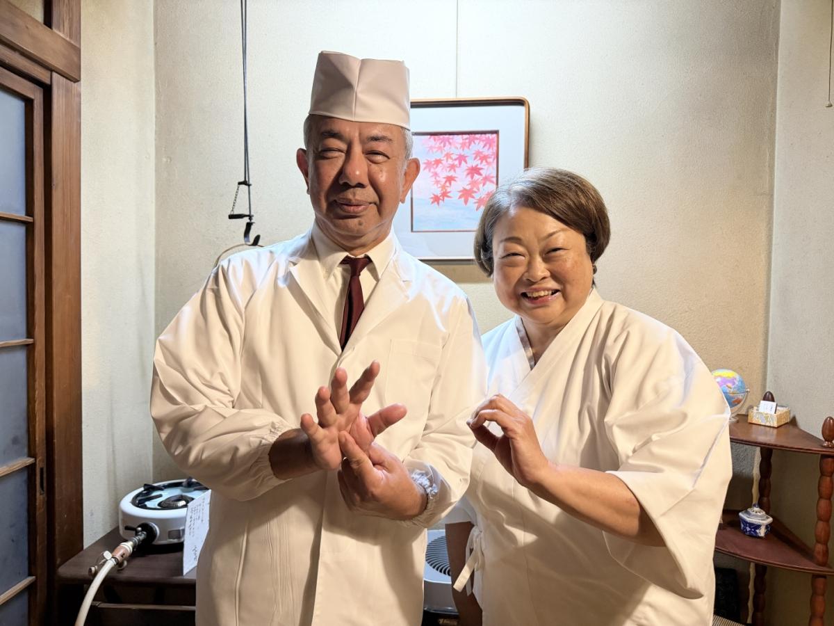 創業60周年を迎えた「おりべ」の二代目店主・安田竹志さんと妻の厚子さん