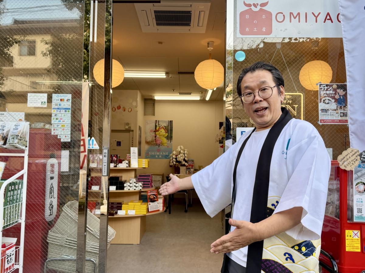 店の入り口で山本真志社長
