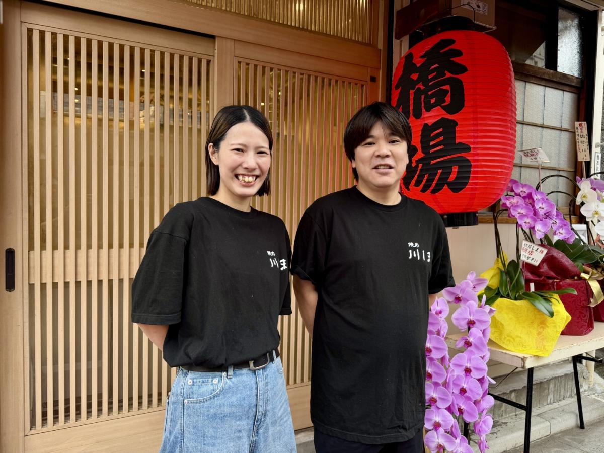 店の前で川島紫恩さんと東勲さん