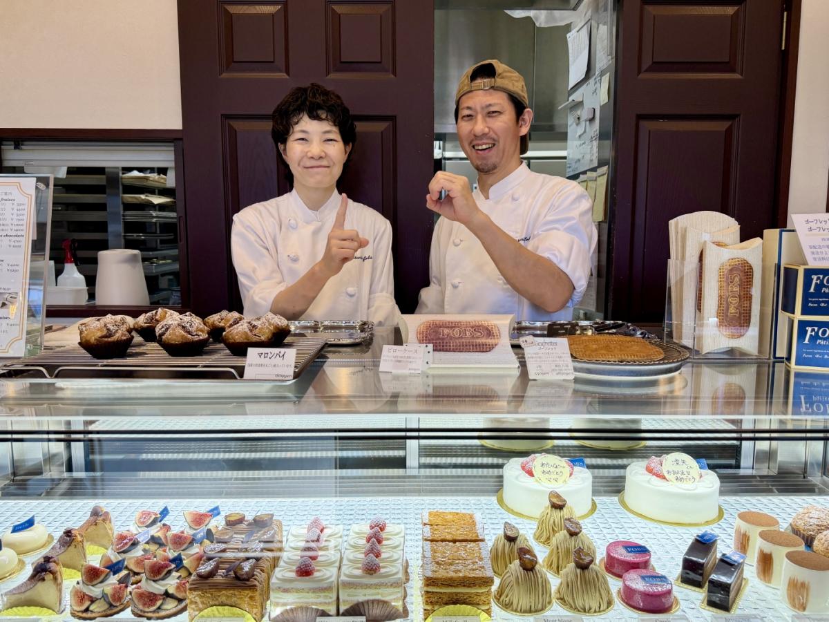 カウンターで安井義則さんと木綿子さん