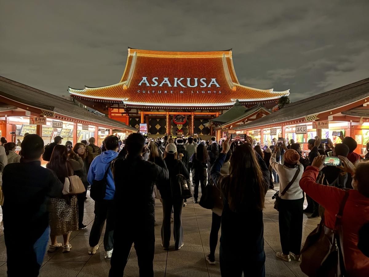 浅草寺本堂のプロジェクションマッピングの様子