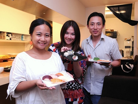 A sushi restaurant workshop in Asakusa - Tourists visiting Japan sample nigirizushi and sashimi