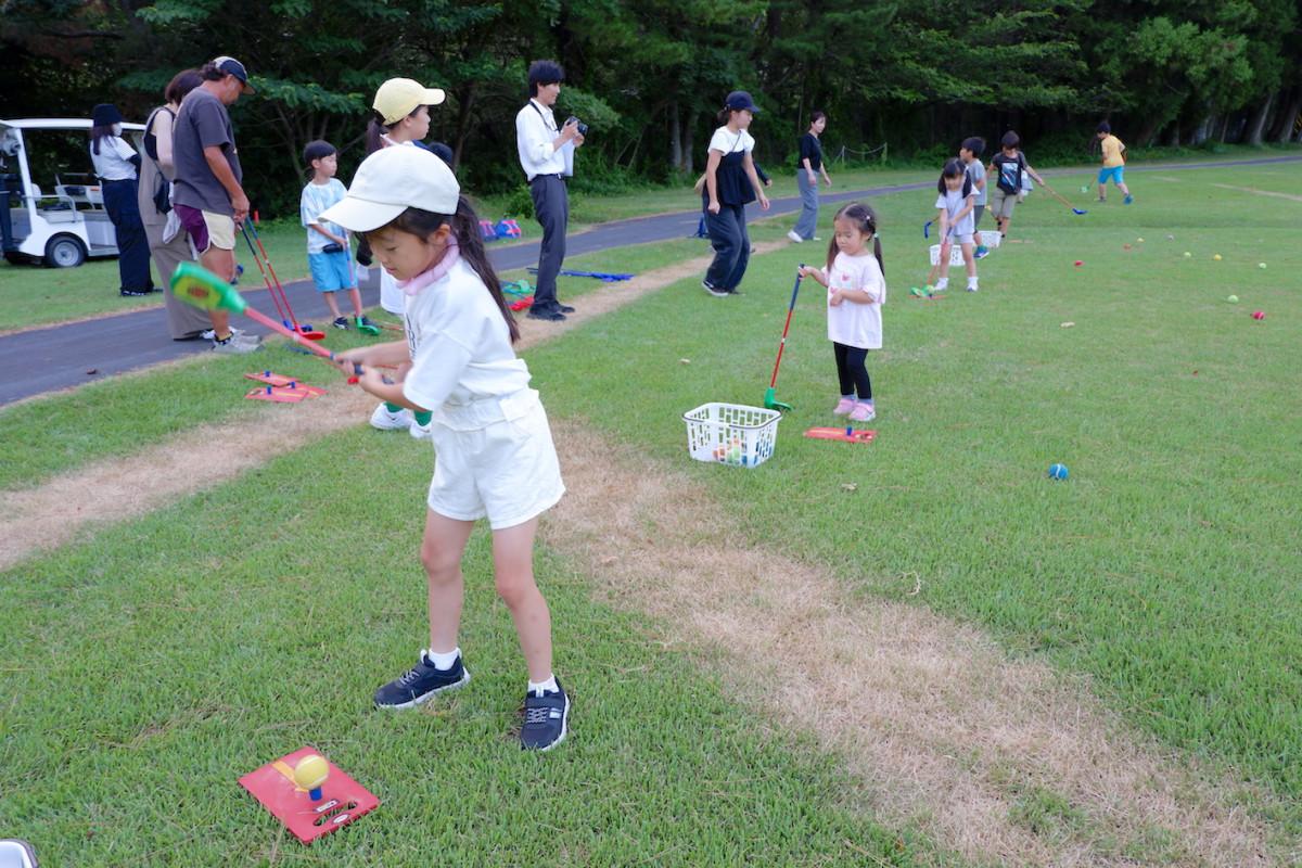 西熱海ゴルフコースでスナッグゴルフを楽しむ参加者