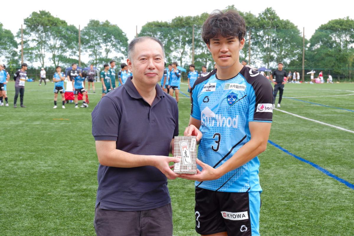 SS伊豆の井村選手にいなり寿しを手渡した祇園の守谷社長
