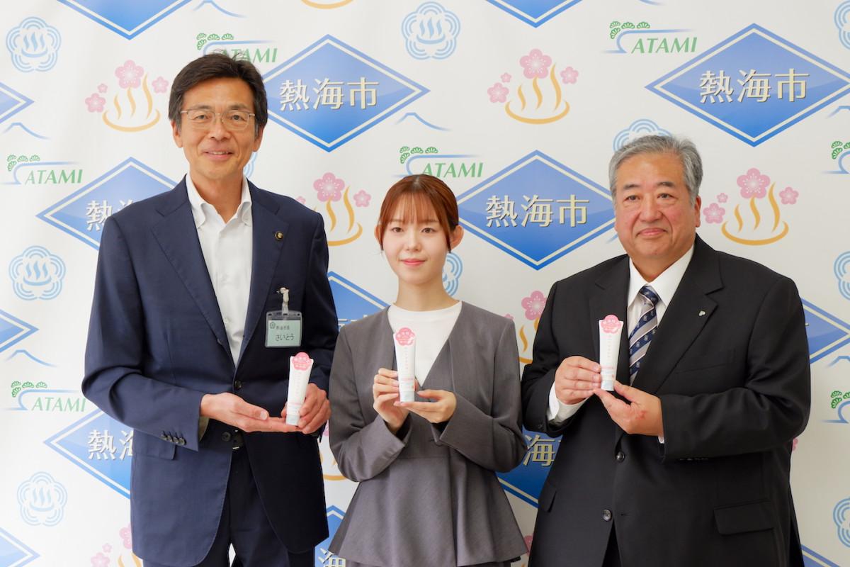 商品発表会で「YUKUMI」をアピールする斉藤市長とピジョンホームプロダクツ担当者