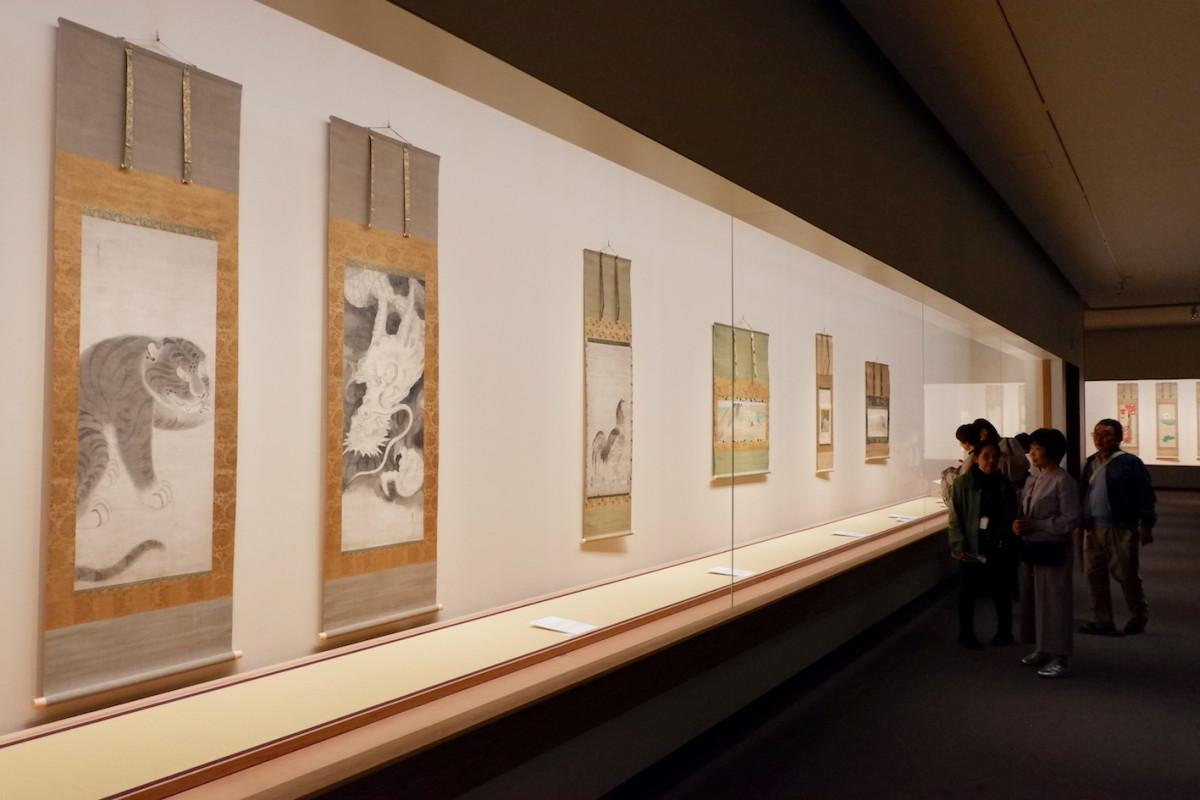 展覧会「琳派デザイン 宗達・光琳・抱一」を鑑賞する来場者