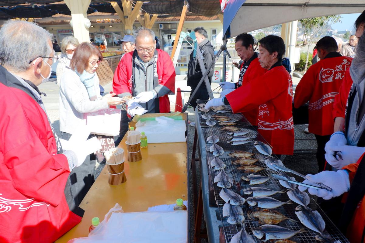 長い列ができたアジの干物の無料提供