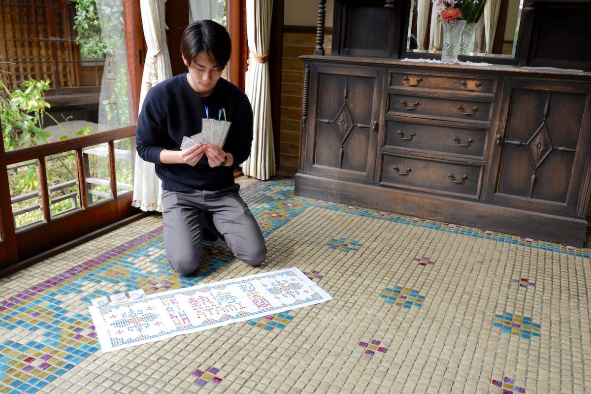 起雲閣の洋室「玉姫」のサンルームにある「泰山タイル」をデザインした土産