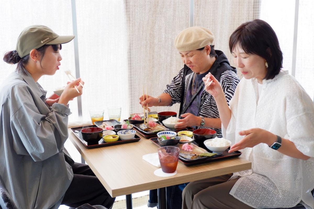 「yoshi－魚－tei」で朝食を楽しむ観光客