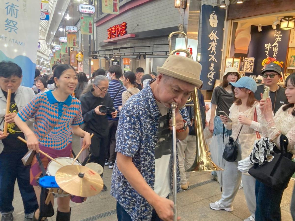駅前商店街でのパフォーマンスの様子